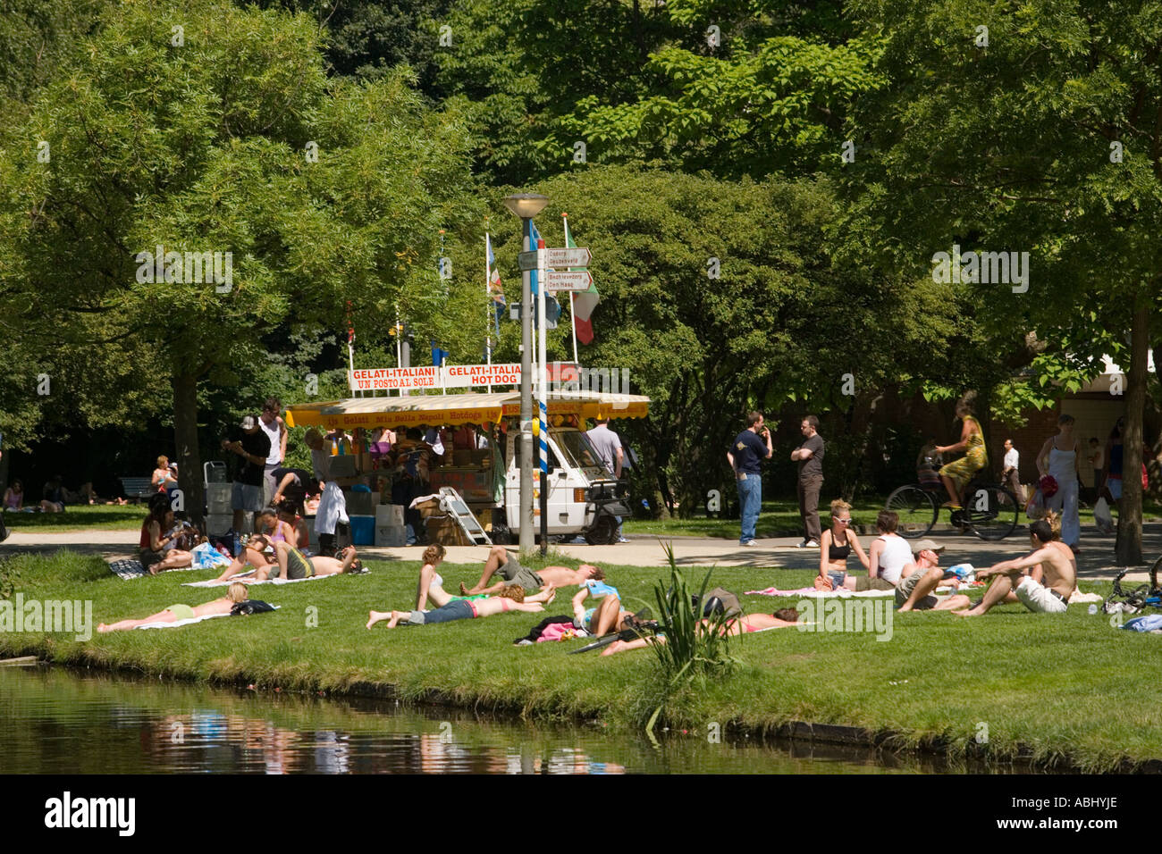 Persone rilassante sul prato in Vondelpark Ice Cream Van in background Amsterdam Olanda Paesi Bassi Foto Stock