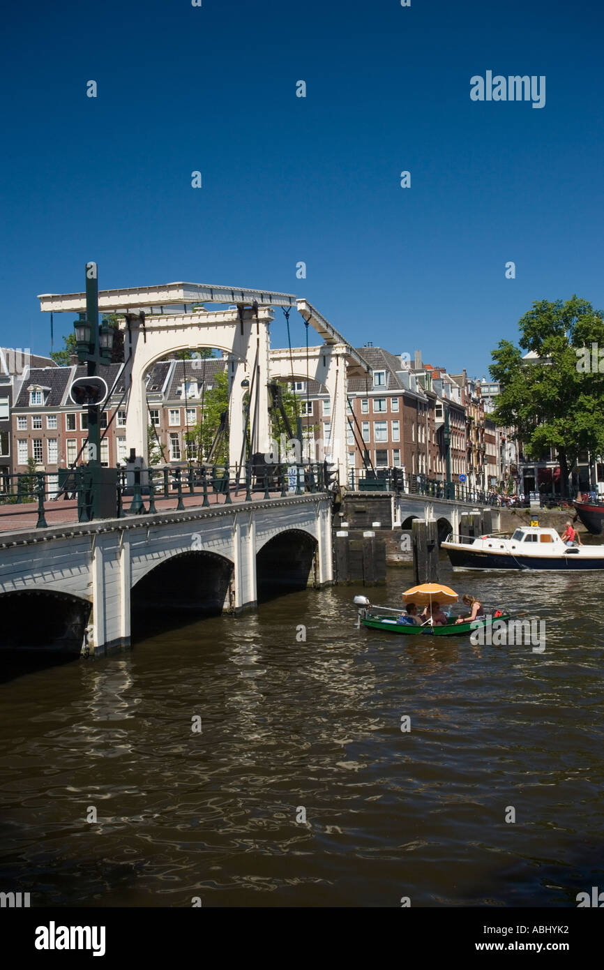 Tempo libero barche sul fiume Amstel in una giornata di sole Magere Brug Skinny Bridge in background Amsterdam Olanda Paesi Bassi Foto Stock