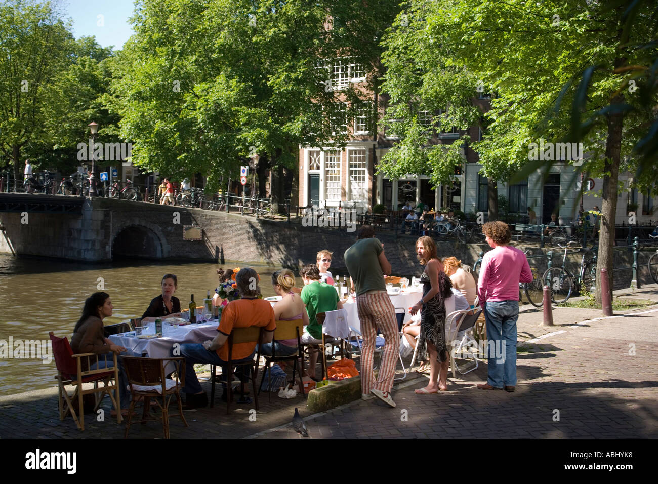 Le persone aventi una festa privata presso Brouwersgracht Jordaan Amsterdam Olanda Paesi Bassi Foto Stock
