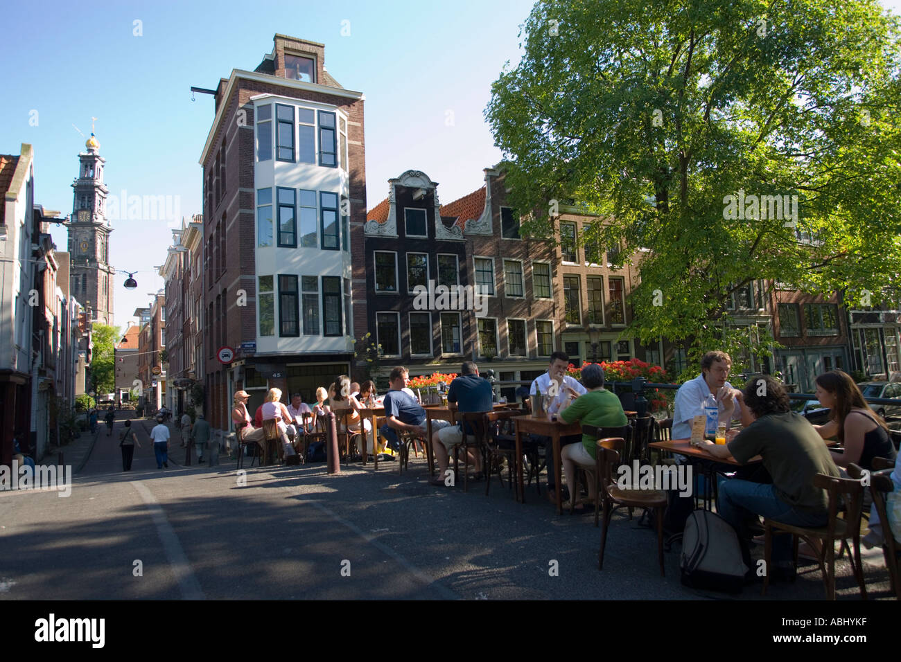 La gente seduta in ristorante a cielo aperto sul ponte sul canale su Egelantiersgracht Jordaan Amsterdam Olanda Paesi Bassi Foto Stock