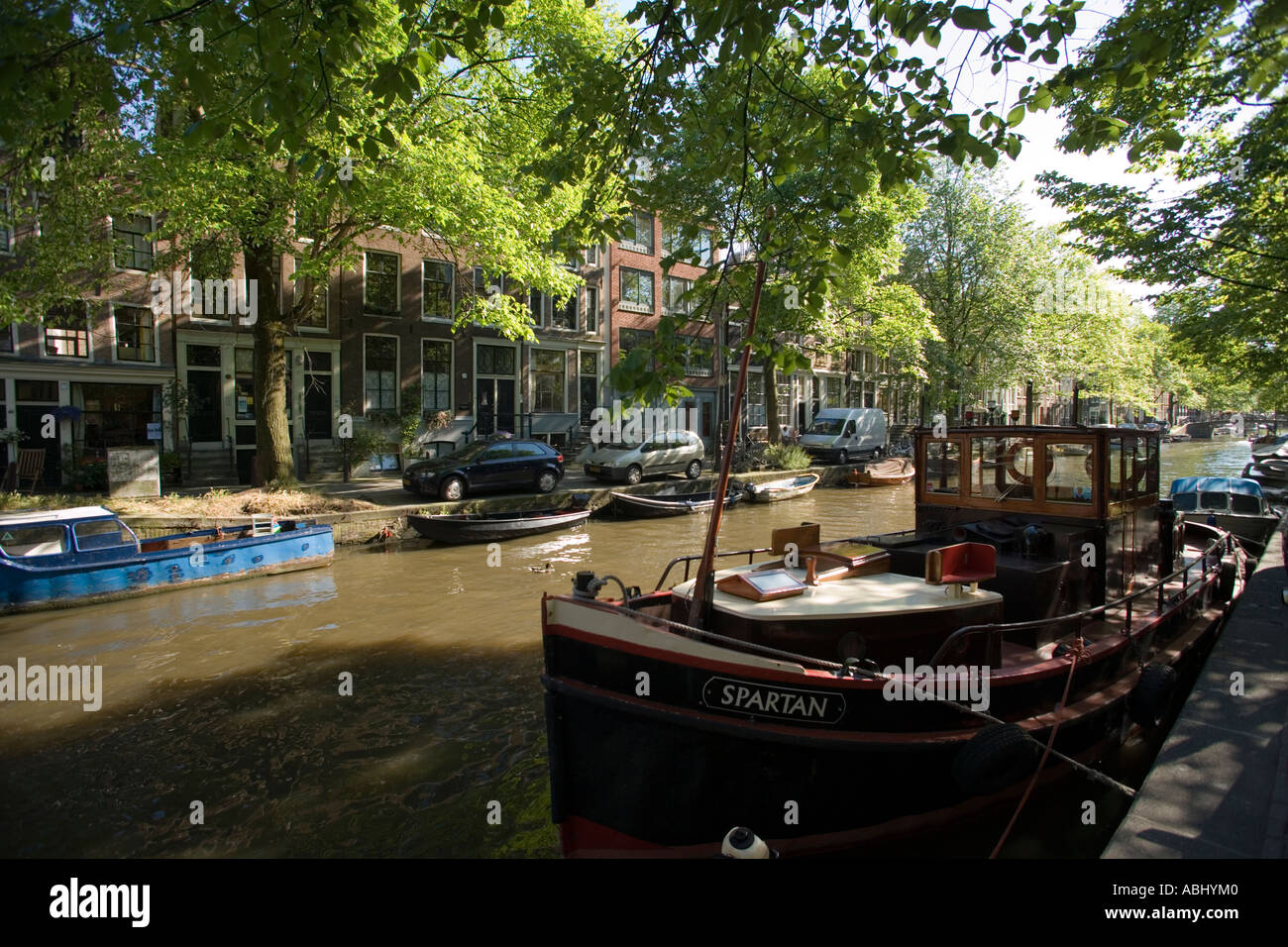 Ancoraggio barche presso la banca di Egelantiersgracht Jordaan Amsterdam Olanda Paesi Bassi Foto Stock