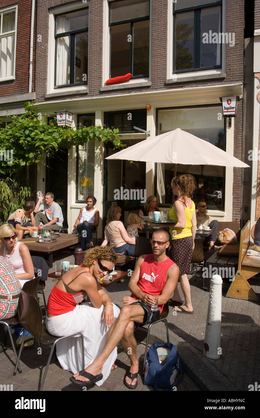 La gente seduta in aria aperta cafe davanti al Cafe Finch Jordaan Amsterdam Olanda Paesi Bassi Foto Stock