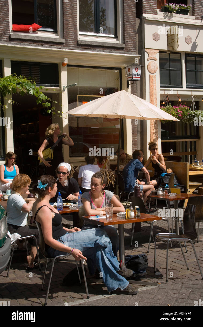 I giovani seduti in aria aperta Cafe Finch Noorderkerkplein Jordaan Amsterdam Olanda Paesi Bassi Foto Stock