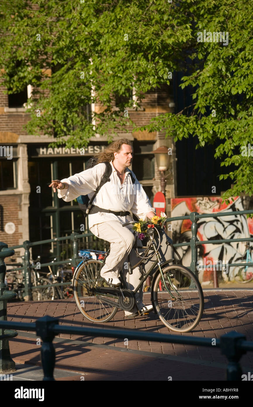 Ciclista girare alla sua destra dando segnale di mano Jordaan Amsterdam Olanda Paesi Bassi Foto Stock