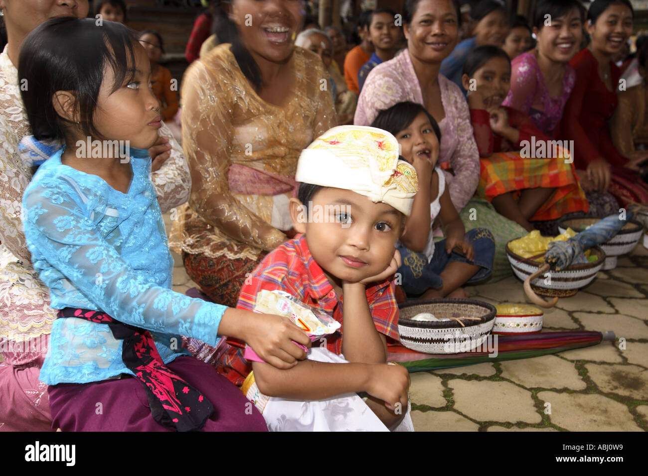 Famiglia al tempio cerimonia di riconsacrazione, Tegallalan, Bali, Indonesia Foto Stock