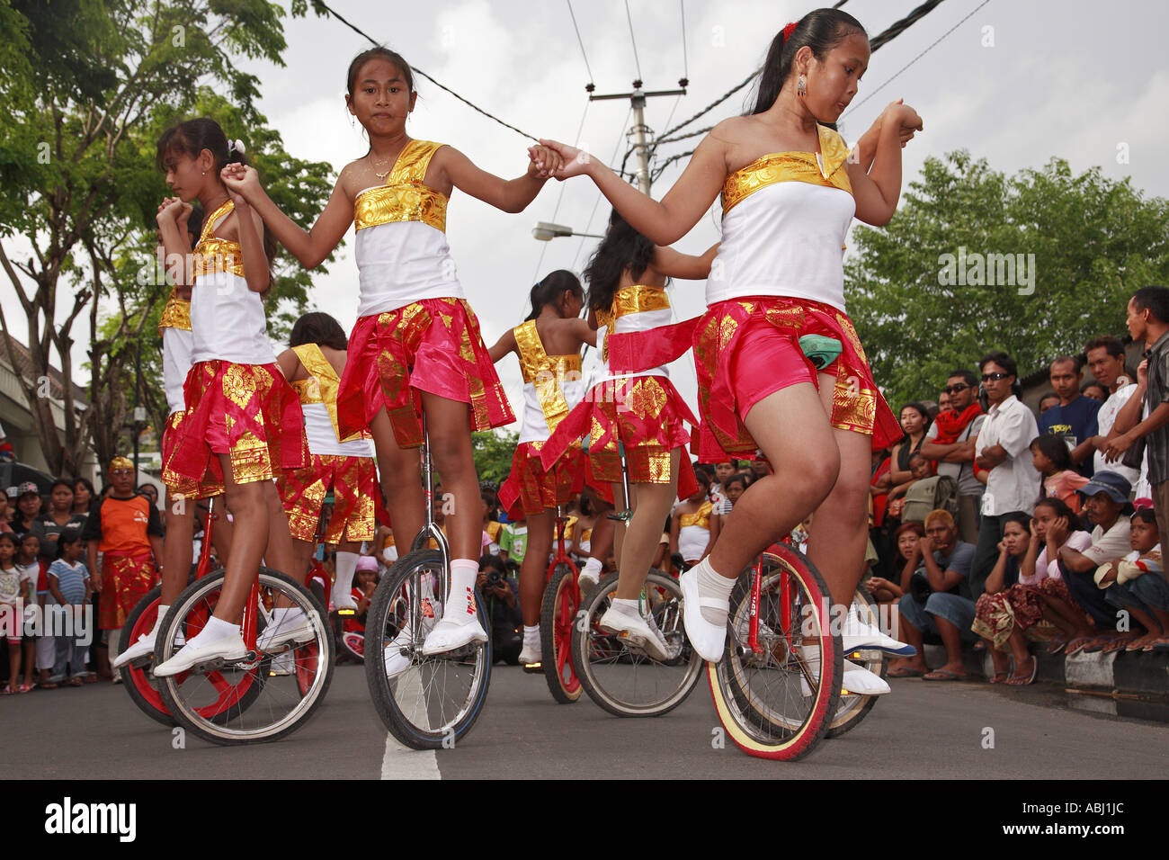 Ragazze indonesiane su cicli, Capodanno parade, Bali, Indonesia Foto Stock