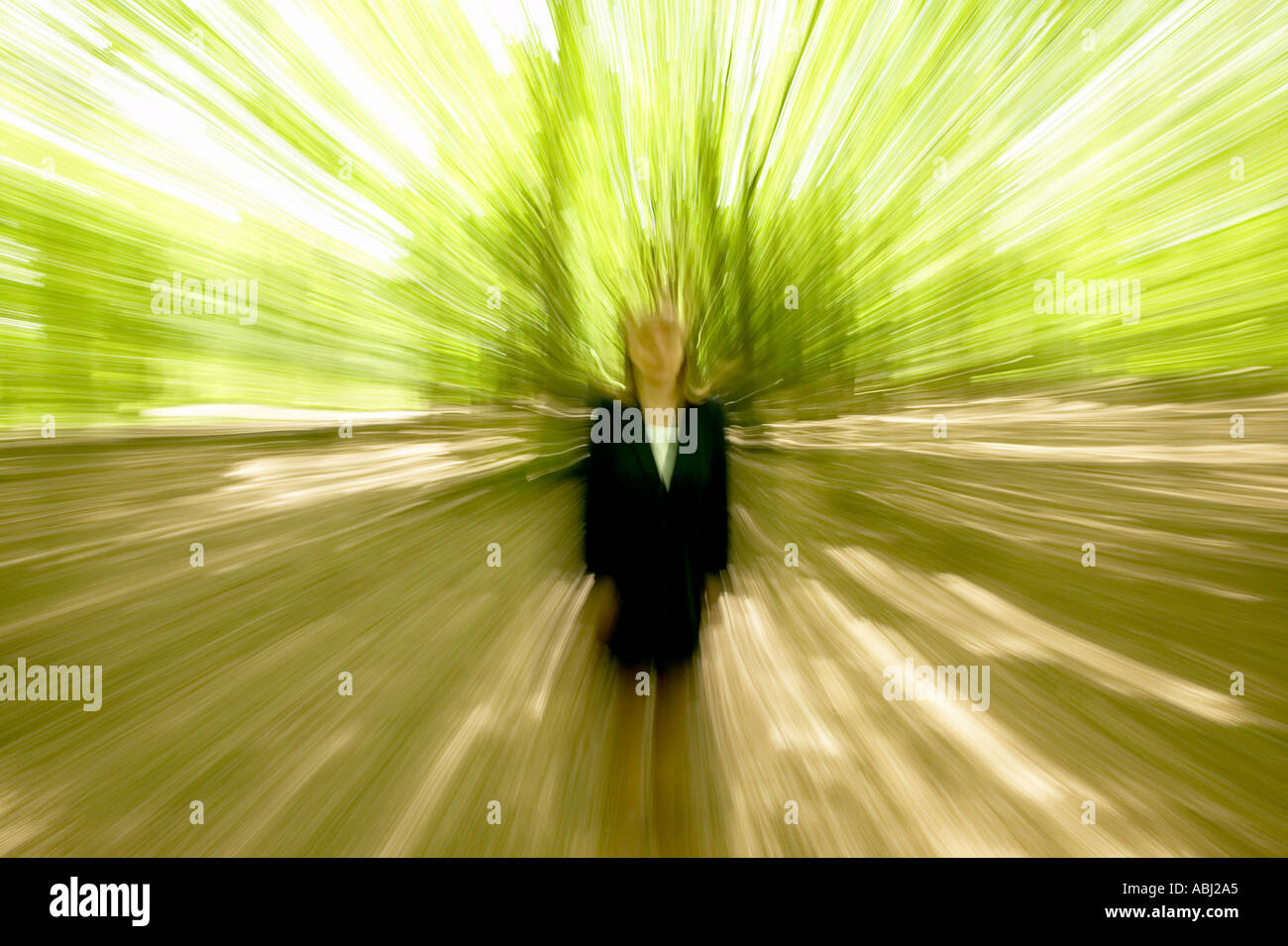 Accogliente business uomo donna con alberi precipitando da in blur Foto Stock