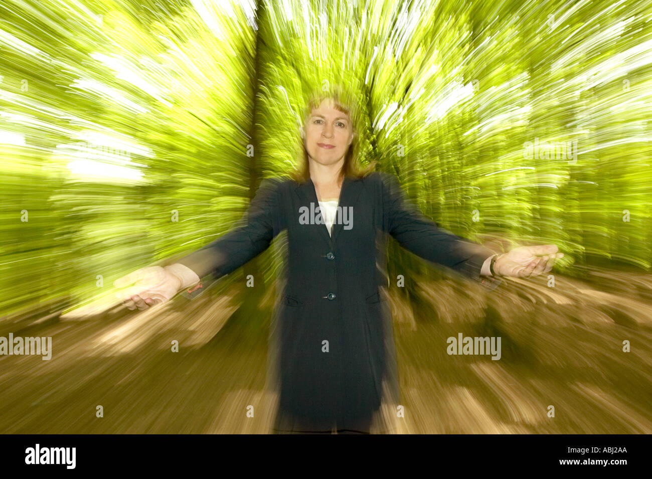 Accogliente business uomo donna con alberi precipitando da in blur Foto Stock