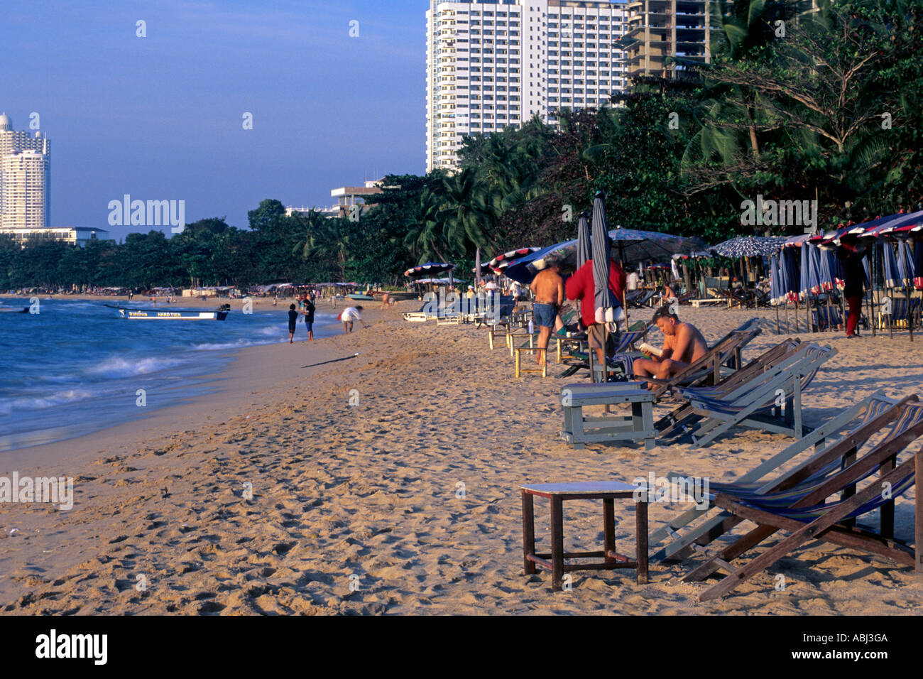 Spiaggia e strutture a Pattaya, Thailandia Foto Stock