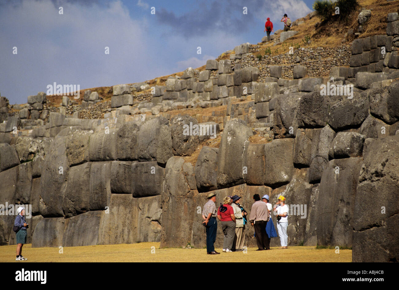 Saqsayhuaman, Cusco, Perù. I turisti ammirando l'Inca poligonale pareti di pietra. Foto Stock