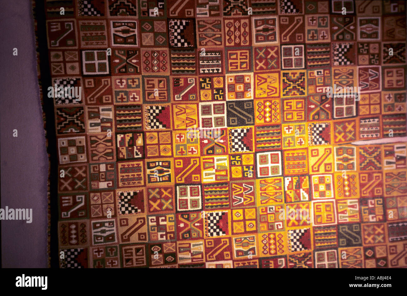 Lima, Perù. Inca tessili tessuti stilizzata con design geometrico. Il Museo dell'oro. Foto Stock