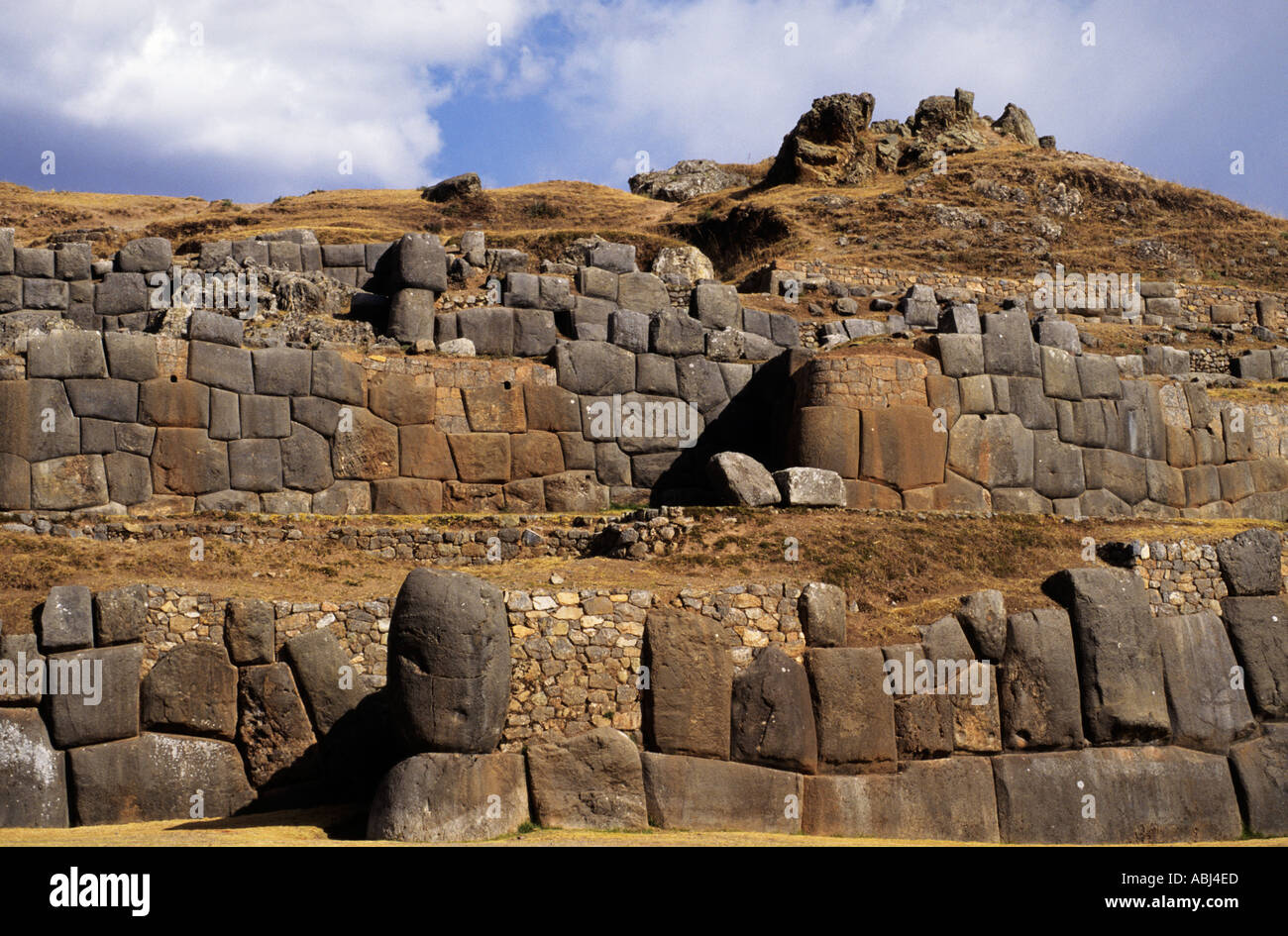 Cusco, Perù. A zig-zag poligonale Inca muro di pietra il perimetro del principale baluardo di Saqsayhuaman. Foto Stock