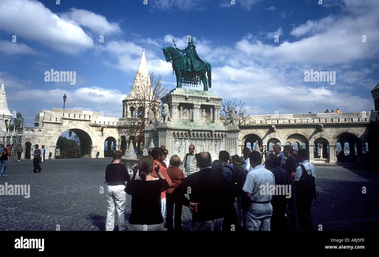 Budapest, Ungheria, gruppo turistico presso il Bastione dei Pescatori con la statua di ex re ungherese Mattia Corvino Foto Stock