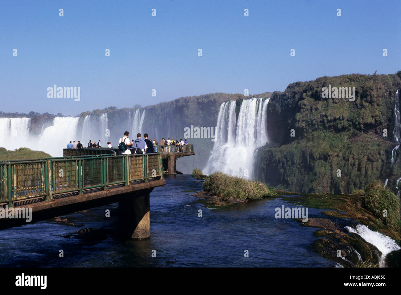 Iguassu Falls, Stato di Parana, Brasile. I turisti guardando le cascate dall'area di visualizzazione. Foto Stock