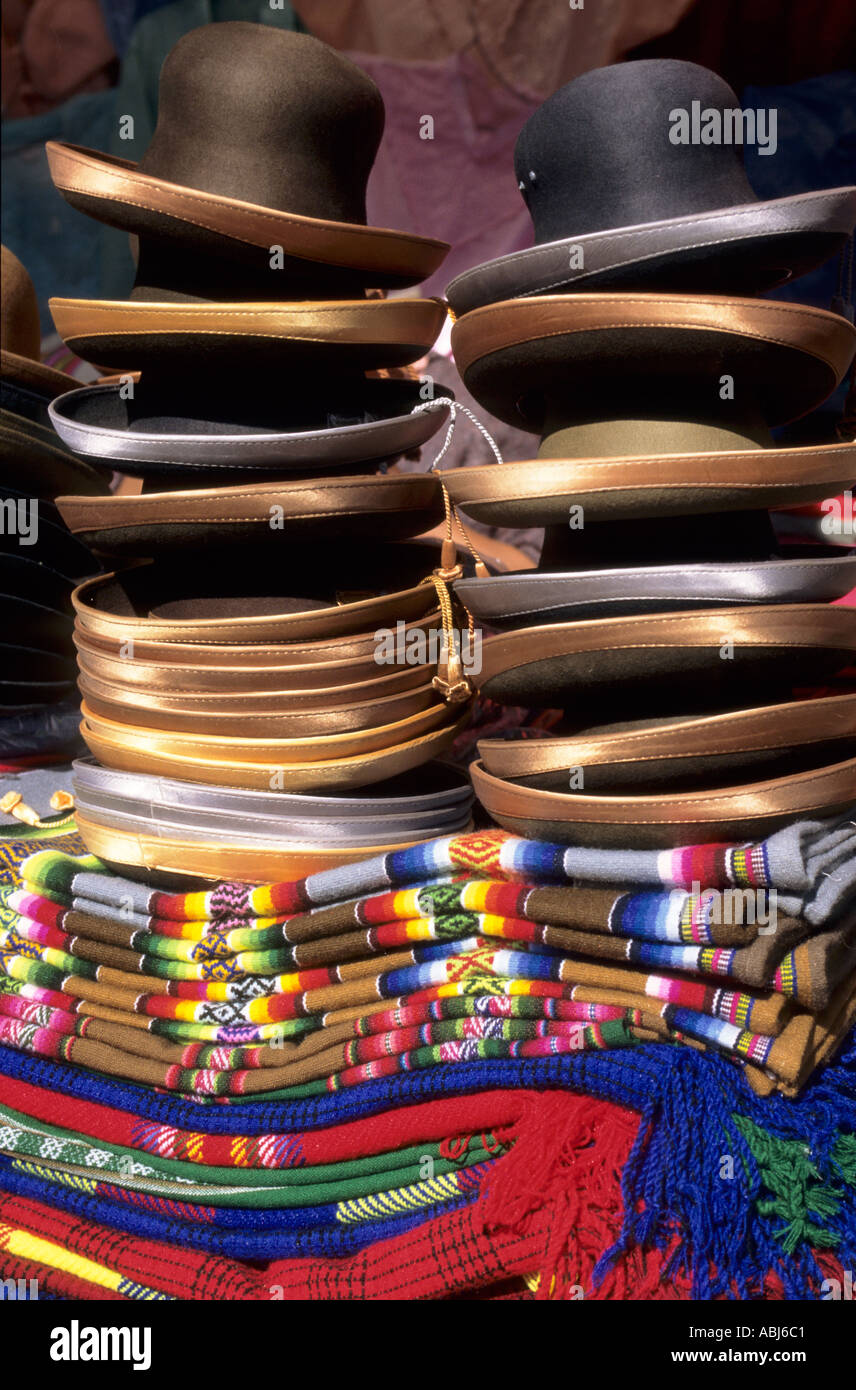 Il Perù. Pila di cappelli di feltro con bordi in raso su una pila di  tessuti di mante Foto stock - Alamy