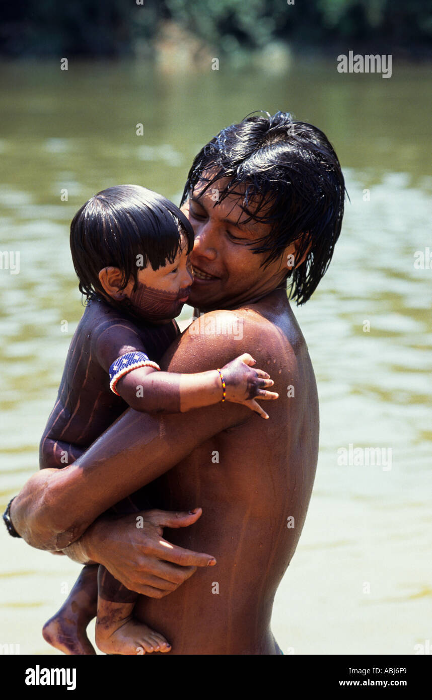 A-Ukre, Brasile. Bengoti, un Indiano Kayapo uomo, con il suo bambino Gordon, chiamato dopo Gordon Roddick del Body Shop; Xingu. Foto Stock