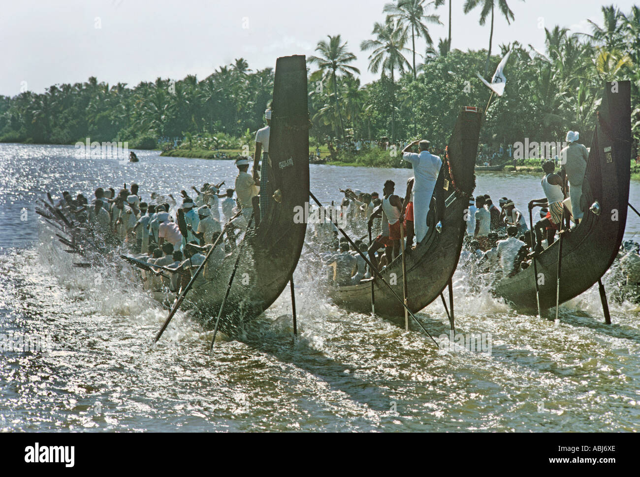 Tre delle grandi barche serpente thunder giù il fiume insieme nel racing annuale del festival di onam a payipad in Kerala. Foto Stock