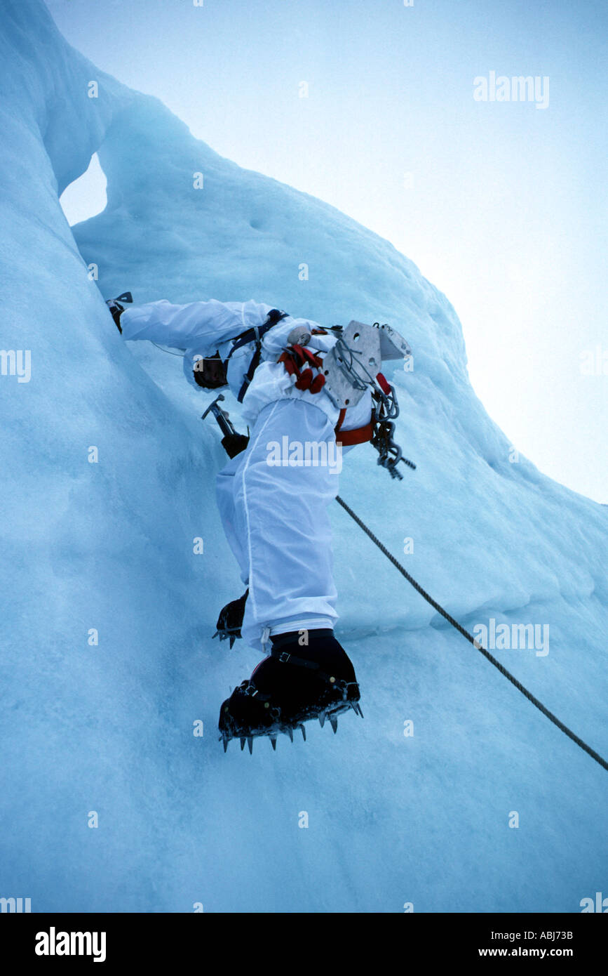 Montagna e Arctic Warfare con scalatore su neve e ghiaccio Foto Stock