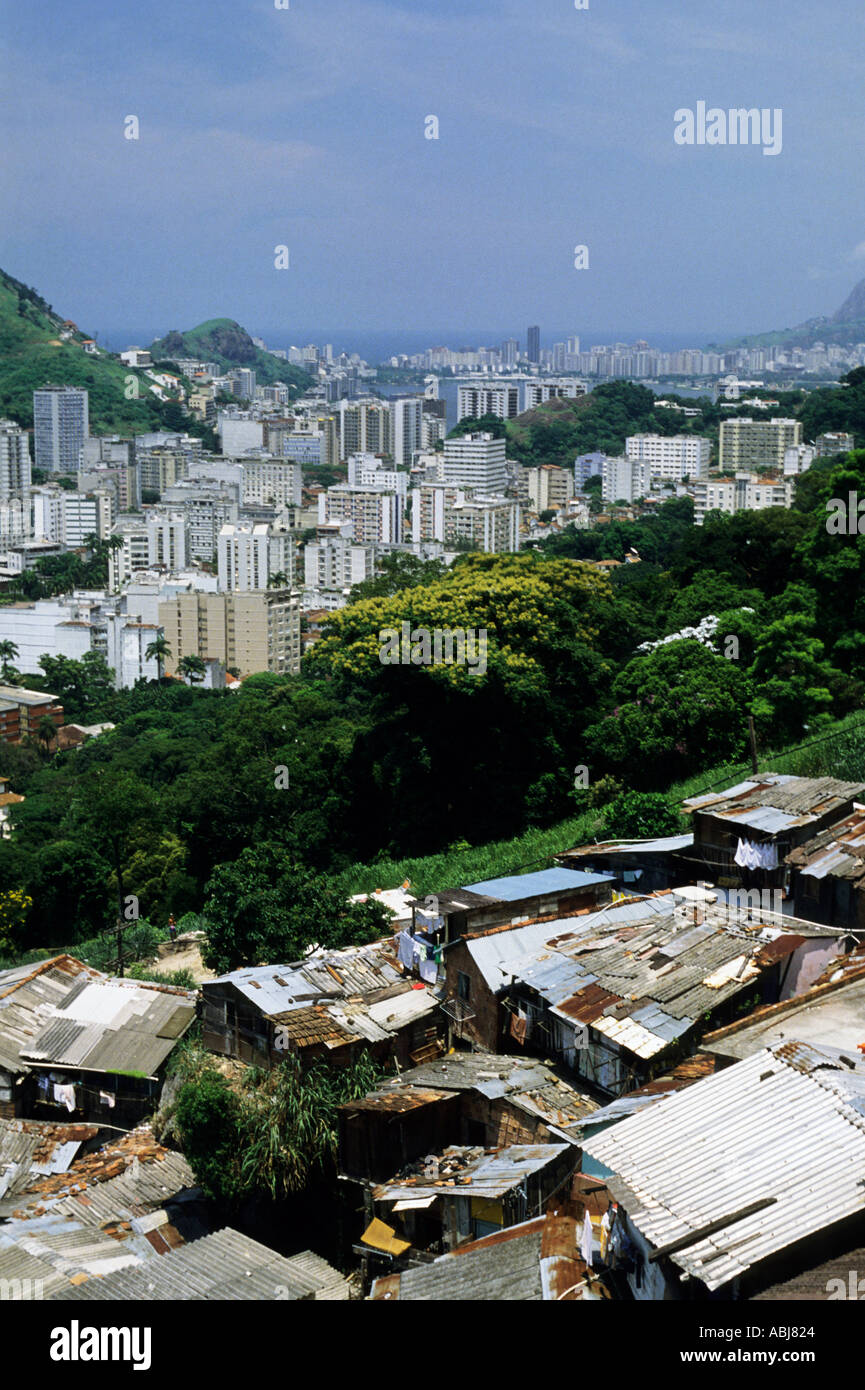 Rio de Janeiro, Brasile. Favela (bidonville) Dona Marta; in contrasto con un alto-aumento appartamento e edifici per uffici di seguito. Foto Stock