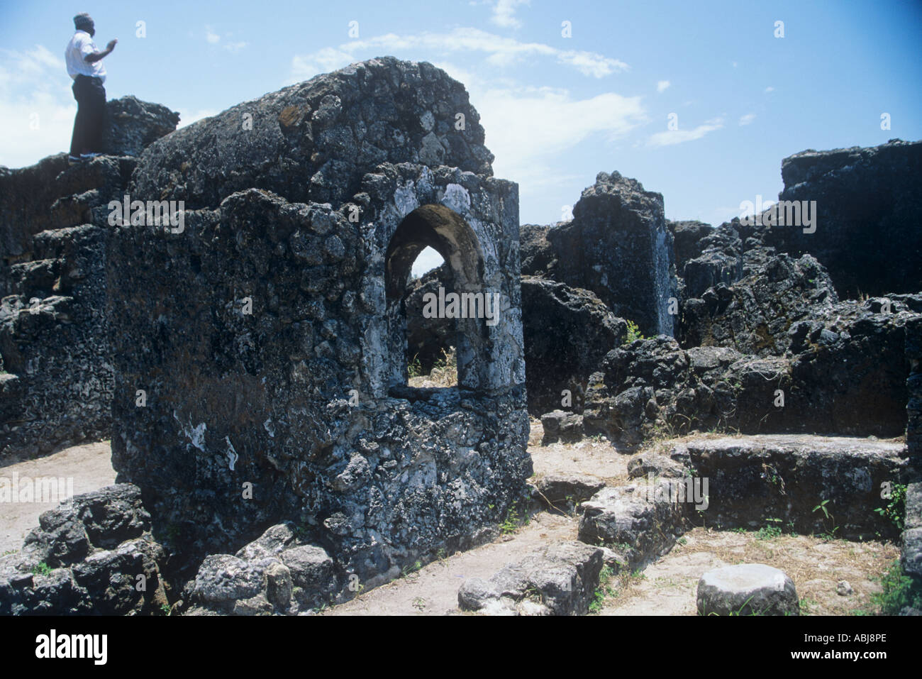 Rovine della moschea Kaole, 13-15 secolo vicino a Bagamoyo, in Tanzania Foto Stock