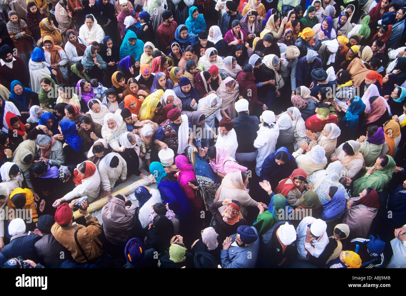 A Baisakhi il Sikh Capodanno, folle di adoratori lotta per purificare il flagpole con yogurt, Regno Unito Foto Stock