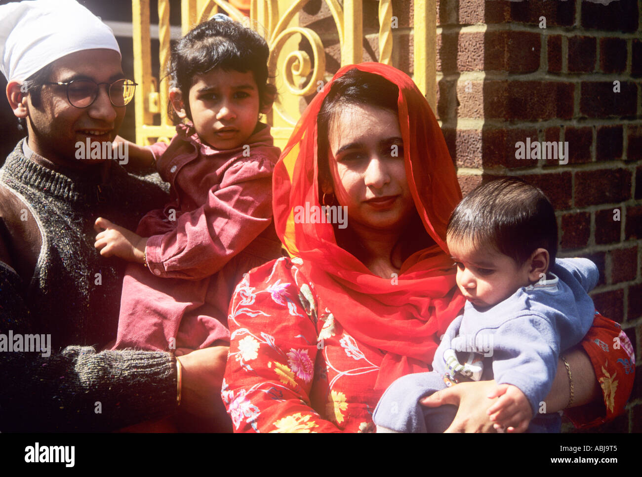 La giovane famiglia Sikh visita i loro gurdwara in Inghilterra Foto Stock