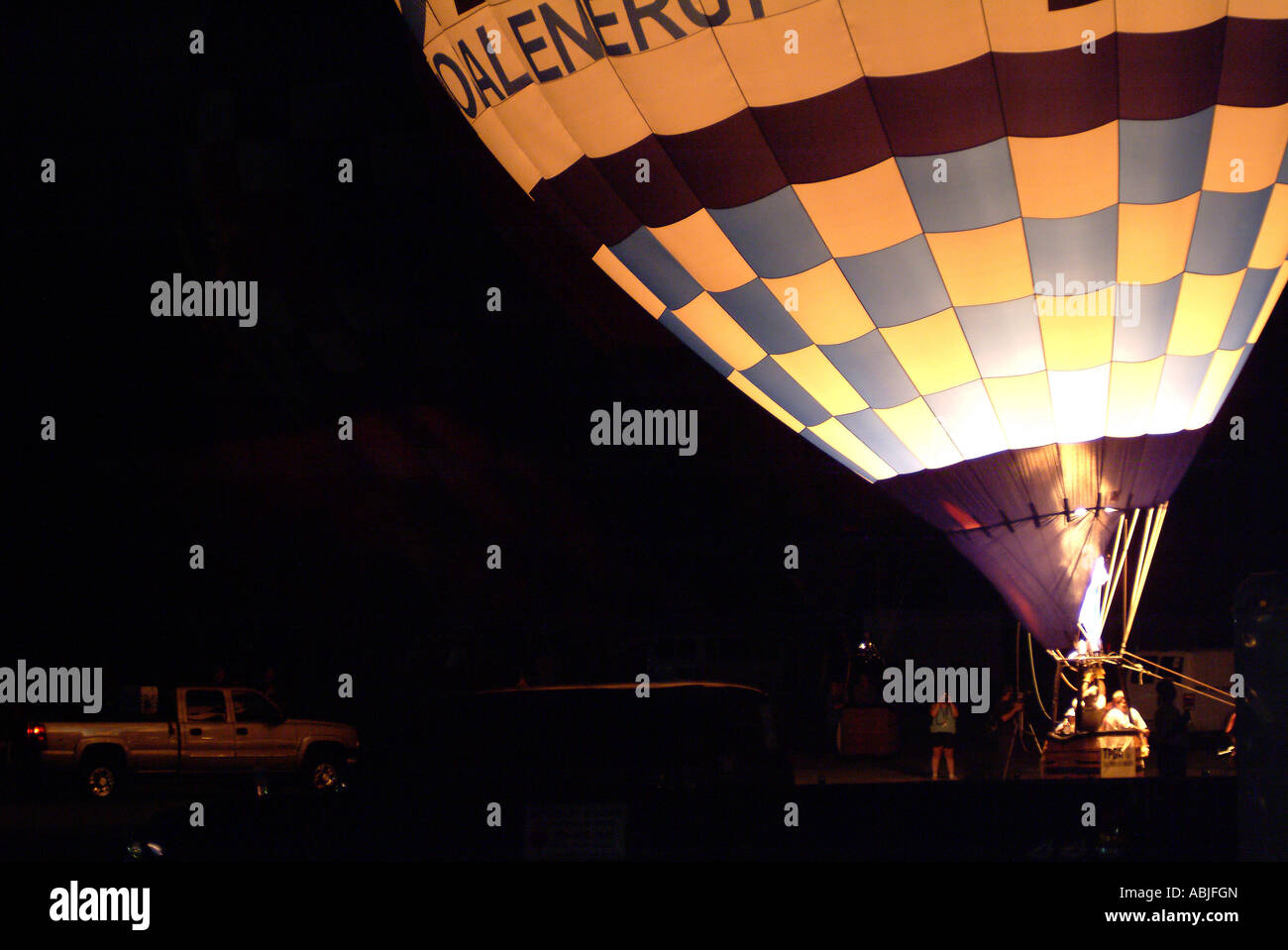 Pallone aerostatico rising durante la notte in un prato per un festival Foto Stock