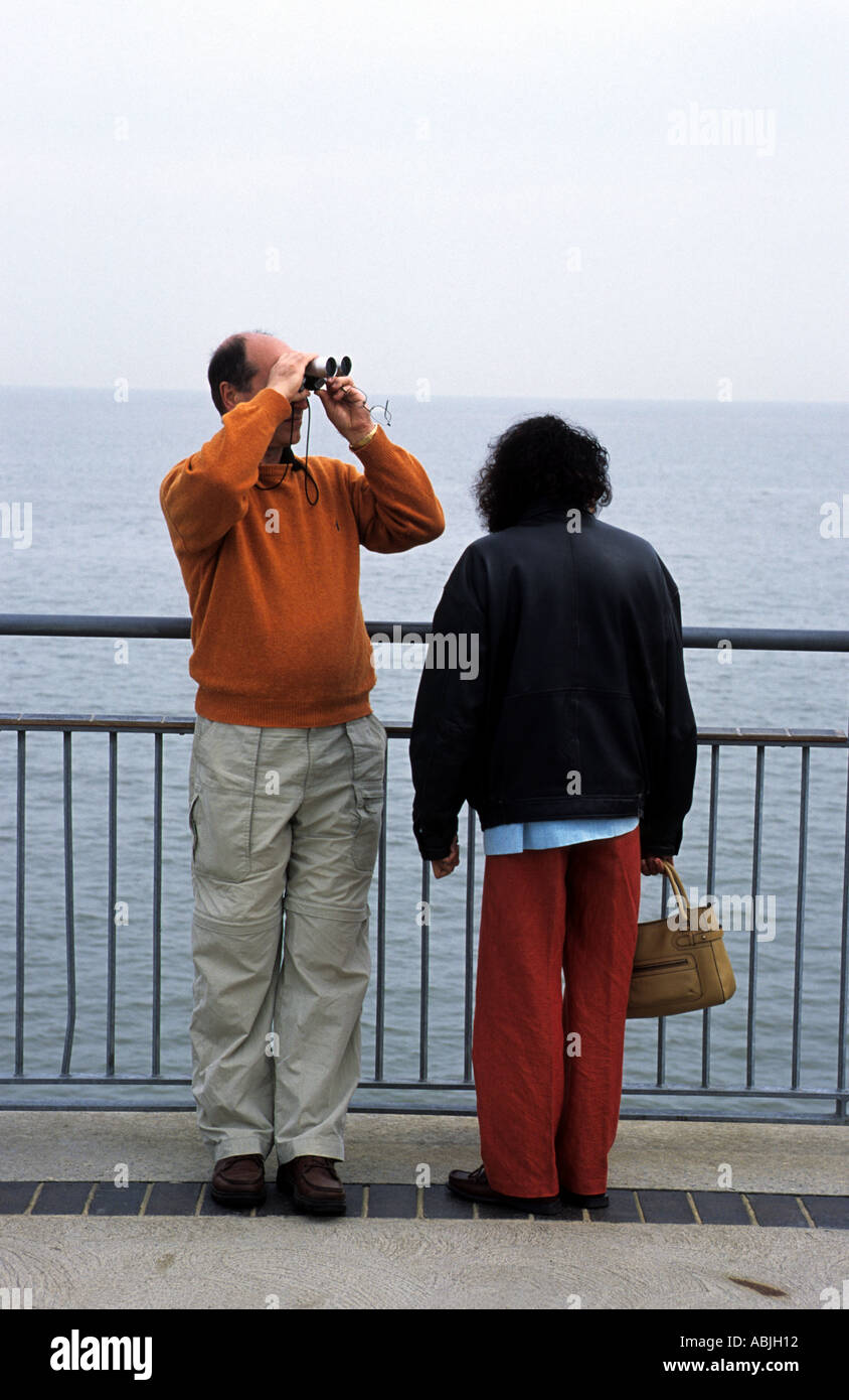 La gente sulla fine di Southwold pier nel Suffolk il primo pier a essere costruita nel Regno Unito per oltre cento anni Foto Stock