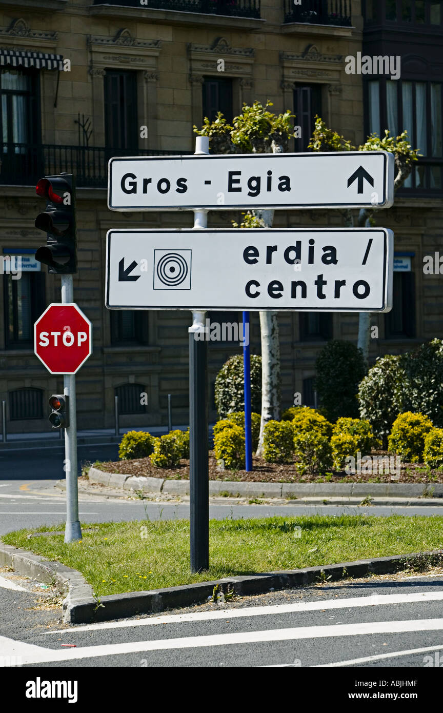 Direzione del traffico accedi Euskara, la lingua basca, Donostia-San  Sebastian, Pais Vasco, nel nord della Spagna, Europa Foto stock - Alamy