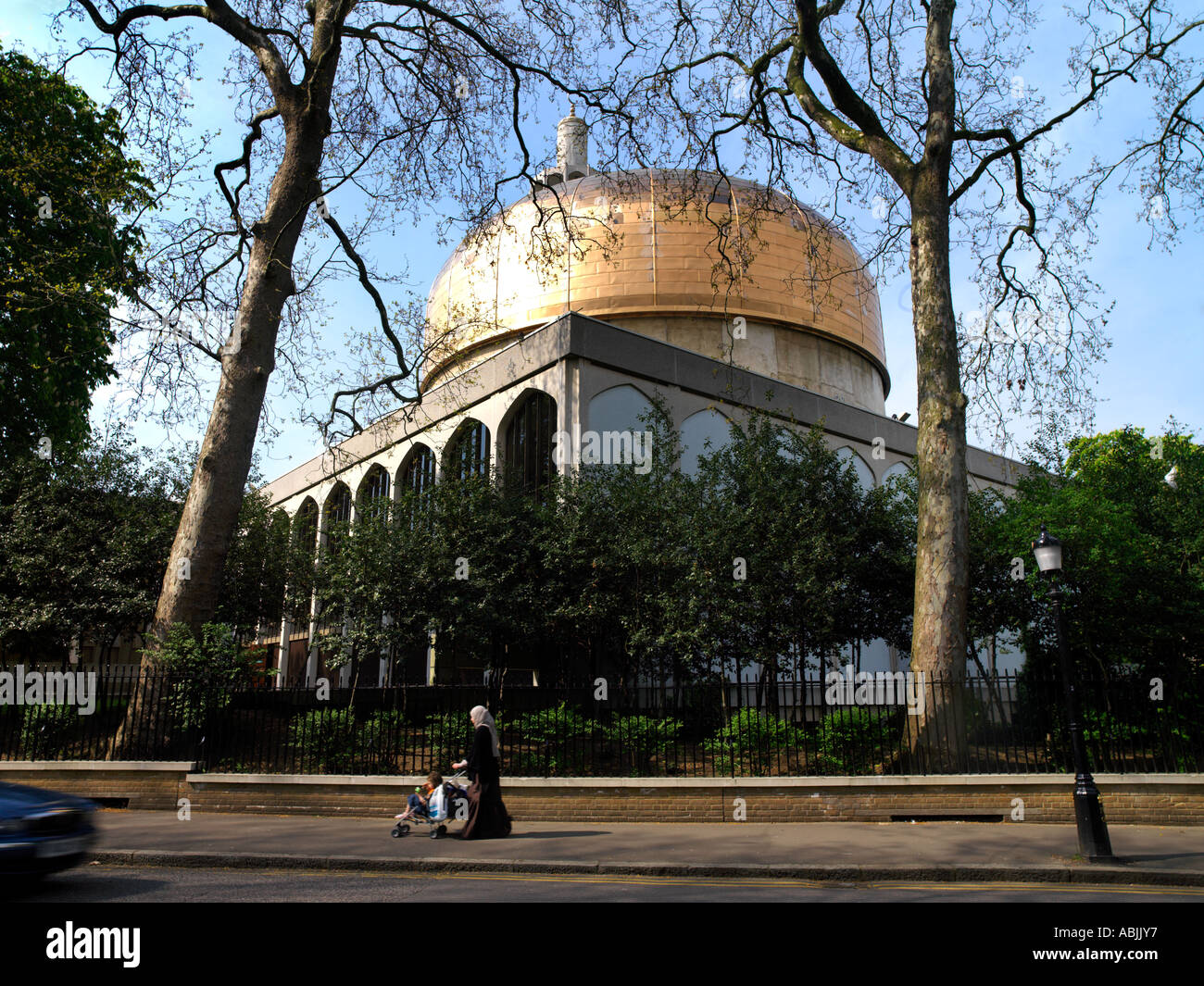 Regents Park Londra Inghilterra Londra Moschea centrale esterno da Regents Park musulmano con la madre e il bambino nel passeggino Foto Stock