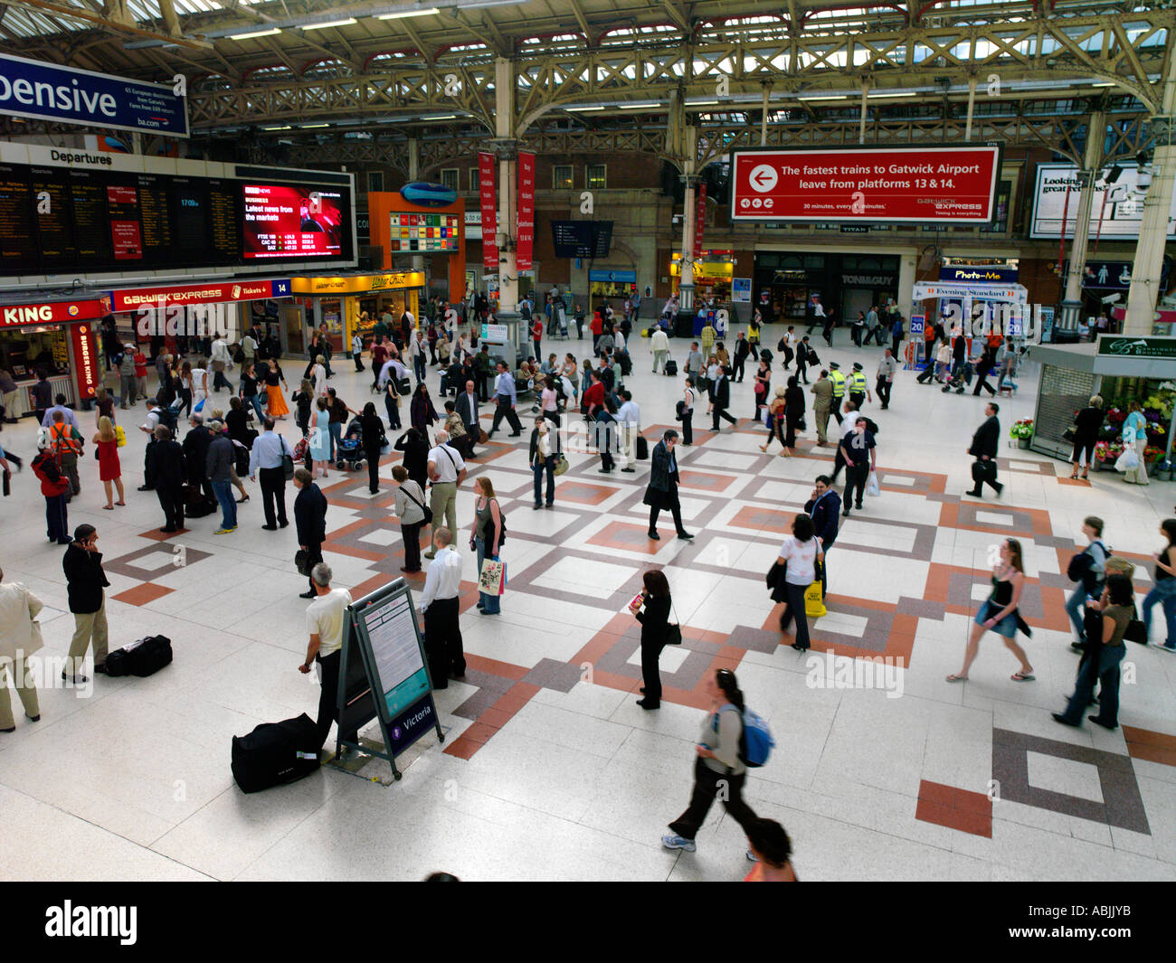 La gente in attesa del treno nella stazione di Victoria Victoria London Inghilterra England Foto Stock