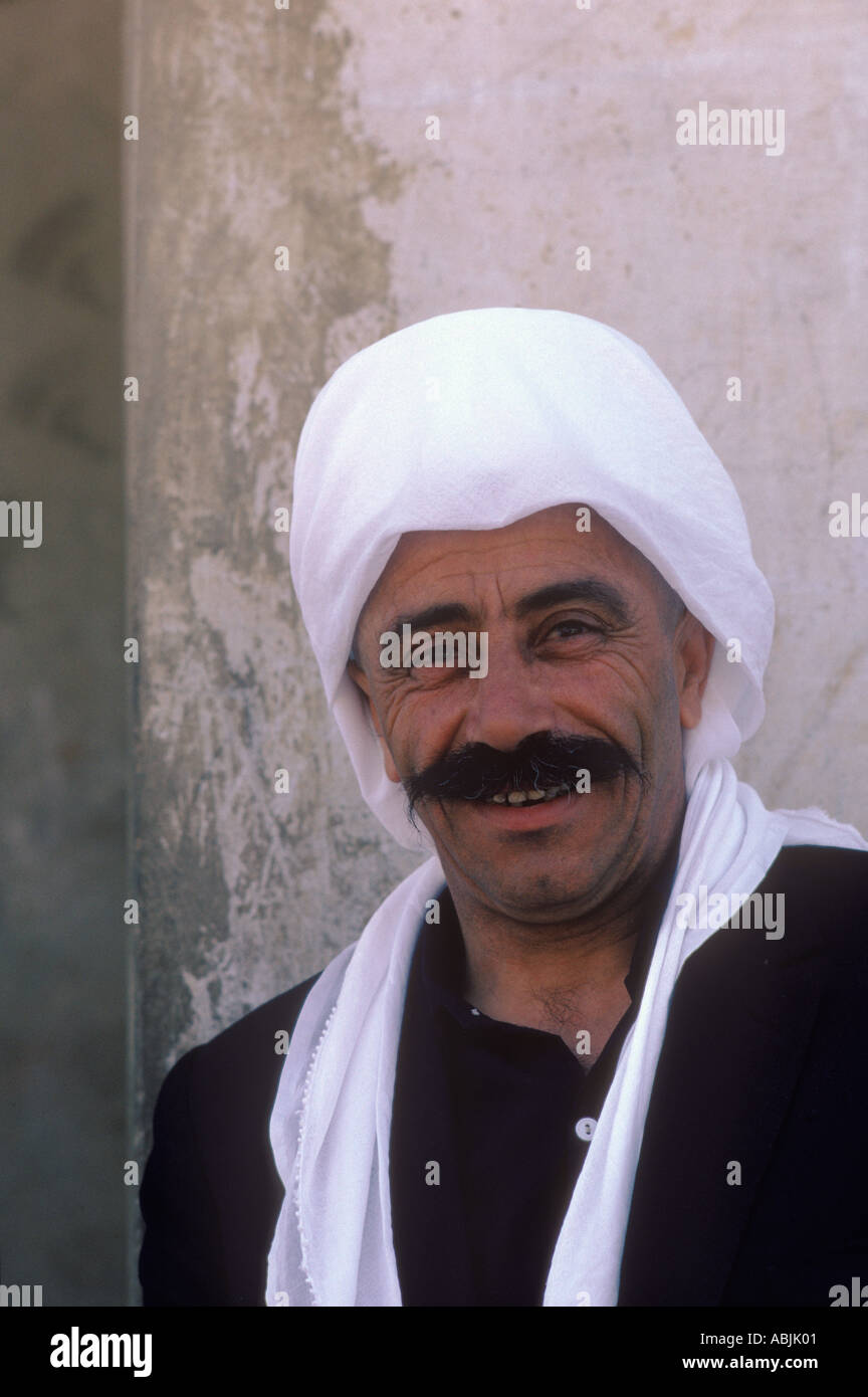Ritratto dell'uomo druso siriano a Mas'ade, Golan Heights Israele anni '1980 che indossa abiti tradizionali 1982 HOMER SYKES Foto Stock