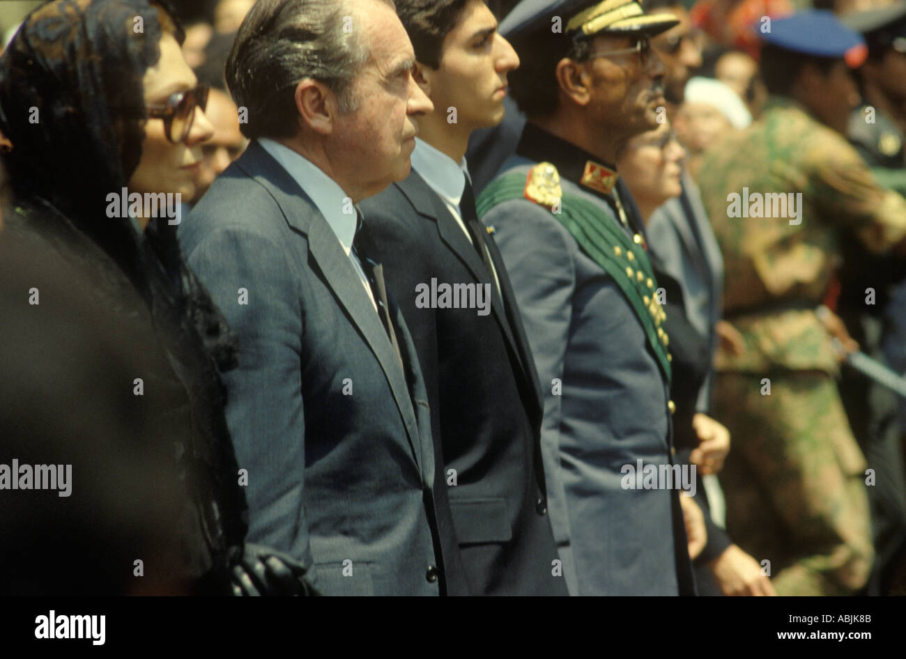 Shah del funerale di Stato dell'Iran 1980 Cairo Egitto vedova di Shah, ex imperatrice Farah Diba Pahlevi Presidente Richard Nixon Principe Reza Pahlevi Anwar Sadat Foto Stock