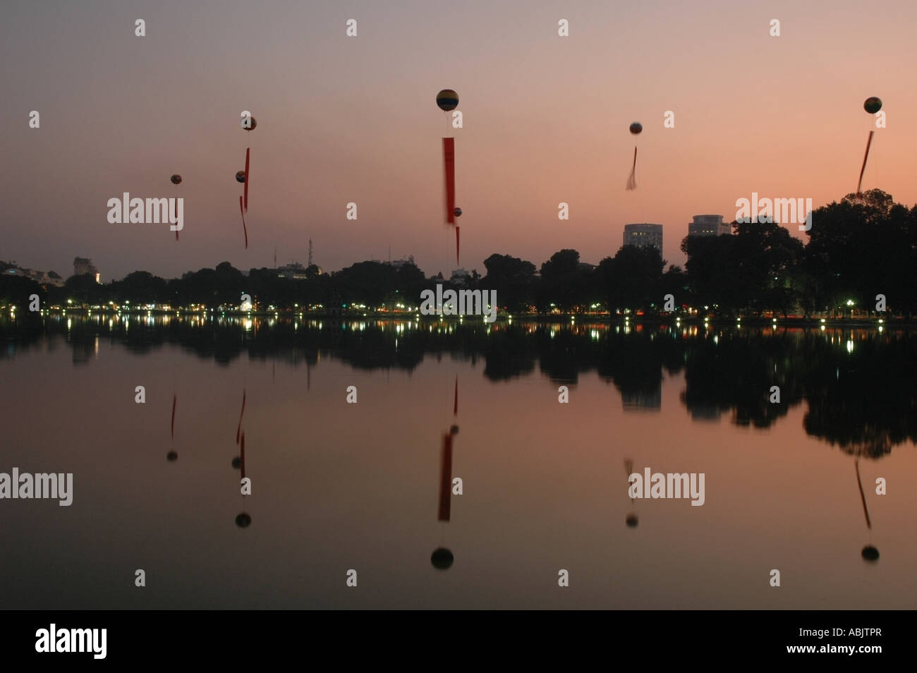 Tramonto sul lago Hoan Kiem ad Hanoi, in Vietnam del nord. Foto Stock