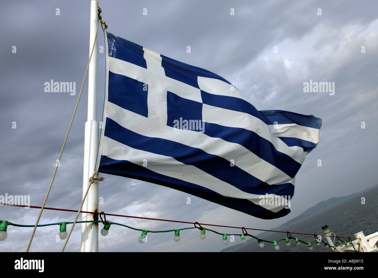 Bandiera Greca su un traghetto tra Italia e Grecia Foto Stock