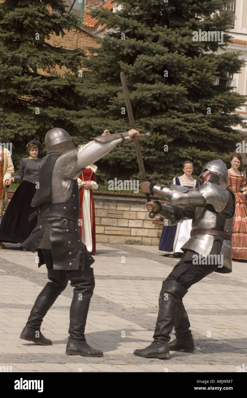 Combattimenti cavalieri in armatura e casco con la spada a Sandomierz Polonia Foto Stock