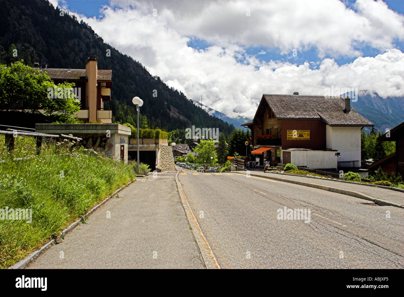 Svizzera Vallese Champex la strada principale che attraversa il villaggio alpino di Champex vicino al Lac de Champex Foto Stock