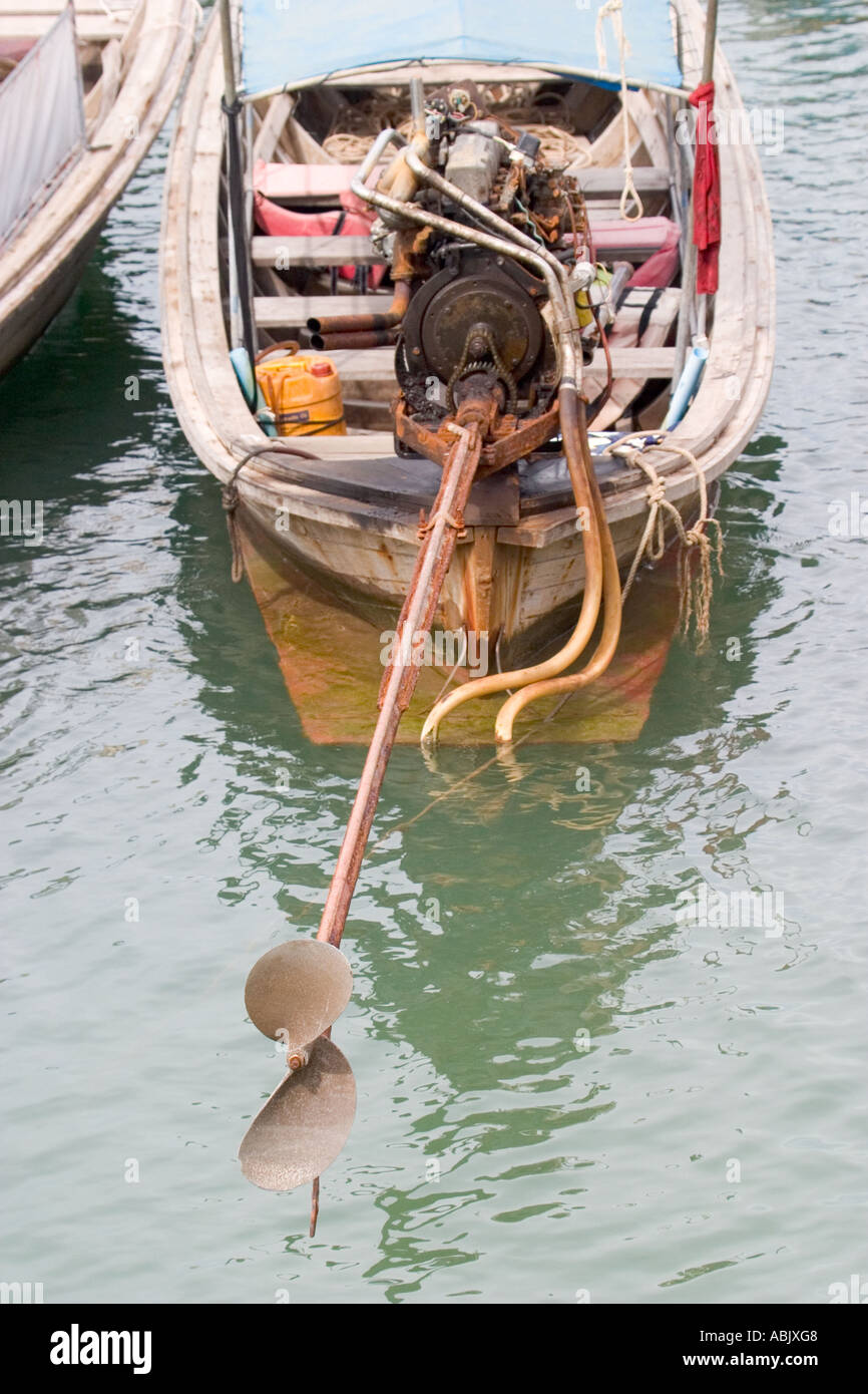 Backend longtail boat che mostra il motore ad elica di prua e Thailandia Krabi town Foto Stock