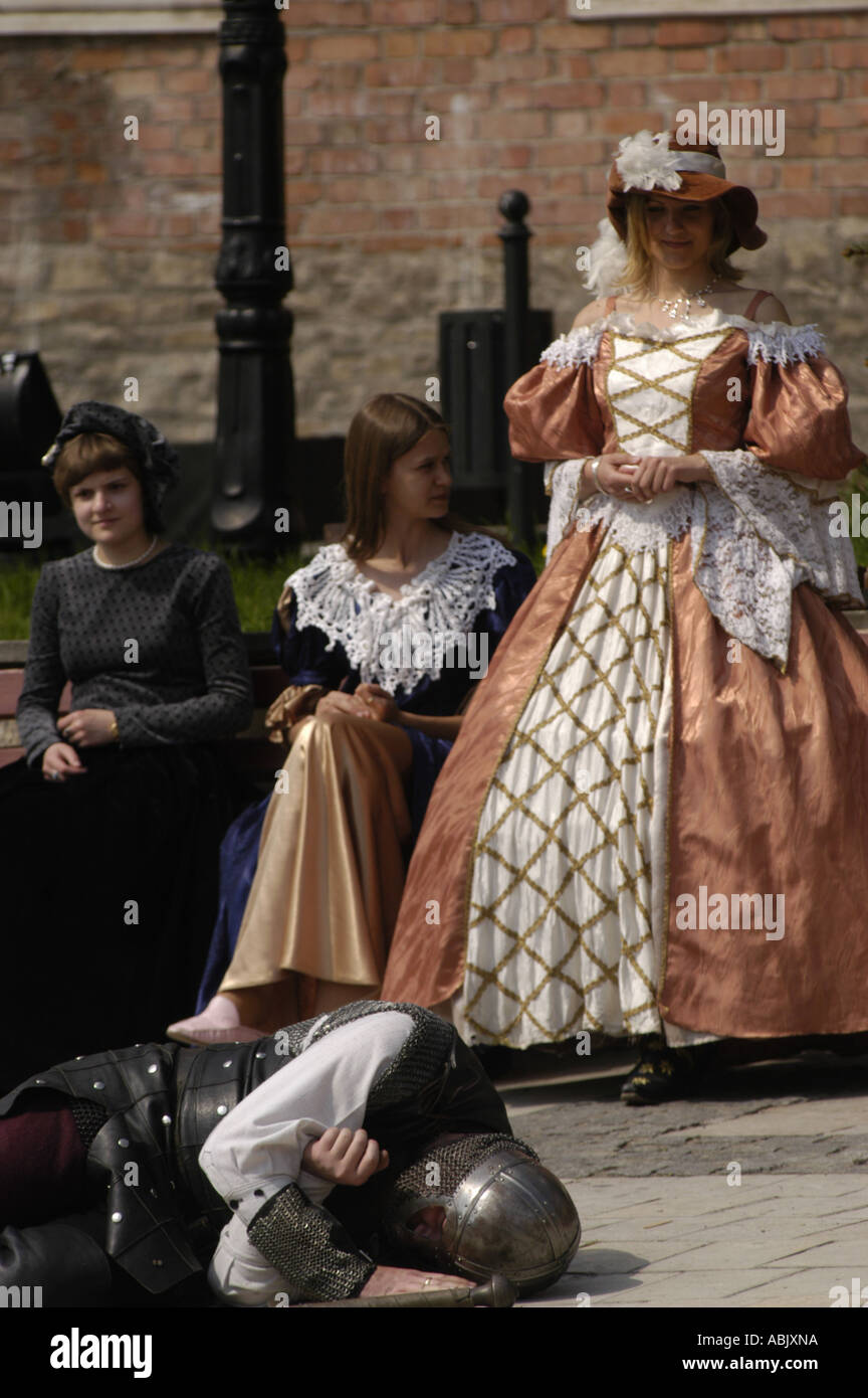 Il cavaliere morto in armatura e casco con la spada e guardare le donne in costumi di Sandomierz Polonia Foto Stock