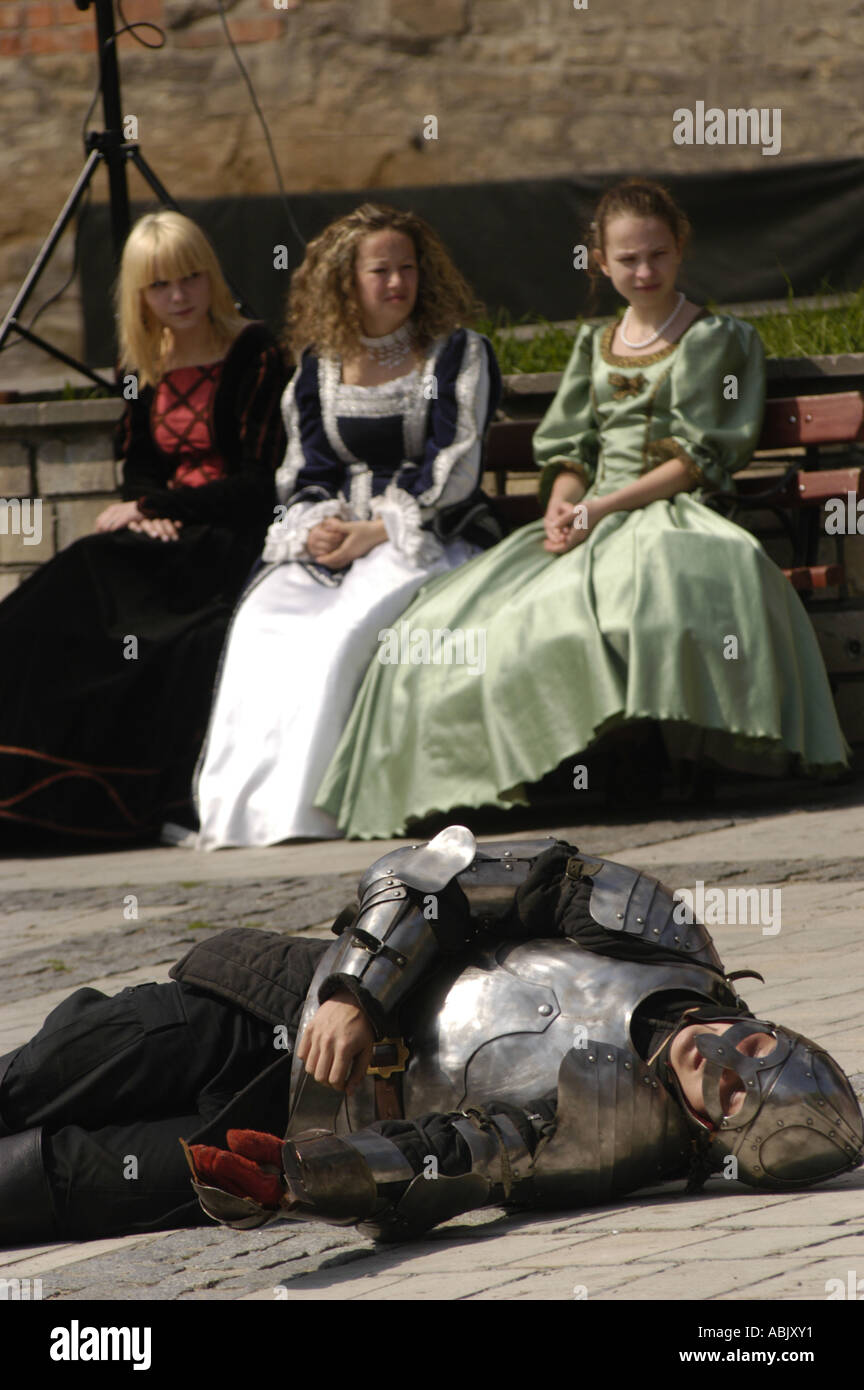 Il cavaliere morto in armatura e casco con la spada e guardare le donne in costumi di Sandomierz Polonia Foto Stock