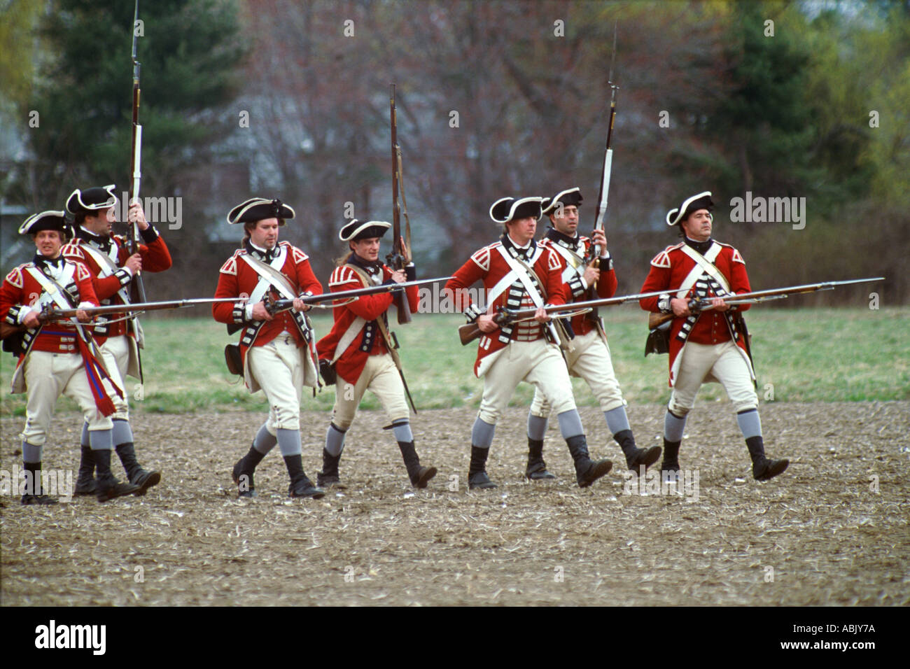 Redcoats avanza con baionette fisso guerra rivoluzionaria Rievocazione Storica Patriot s Day 2002 Concord Massachusetts USA Foto Stock