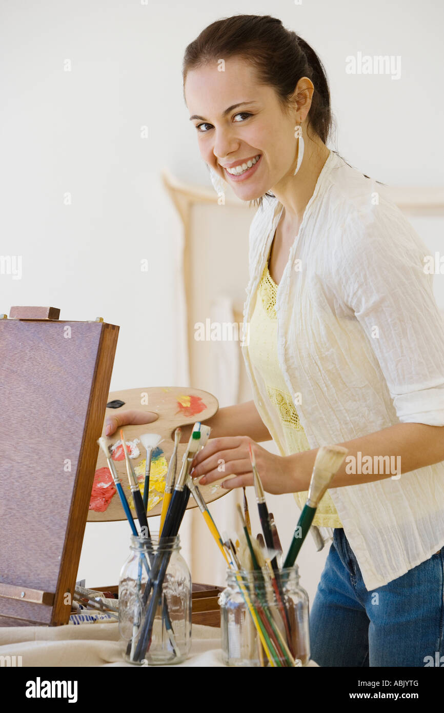 Artista femminile nella verniciatura di studio Foto Stock