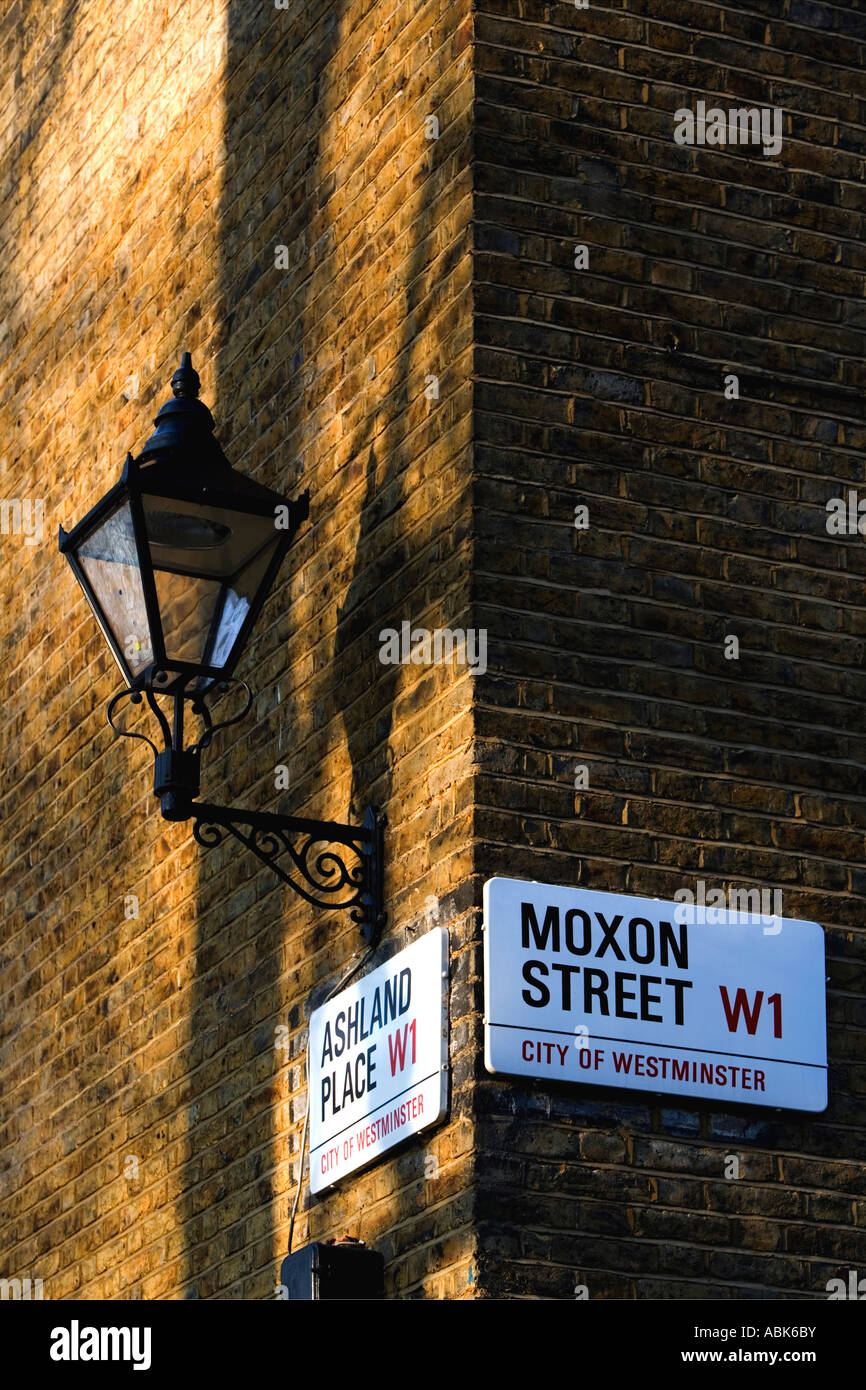 Vecchia strada lampada ad angolo della 'Ashland luogo' e 'Moxon Street' Londra Foto Stock