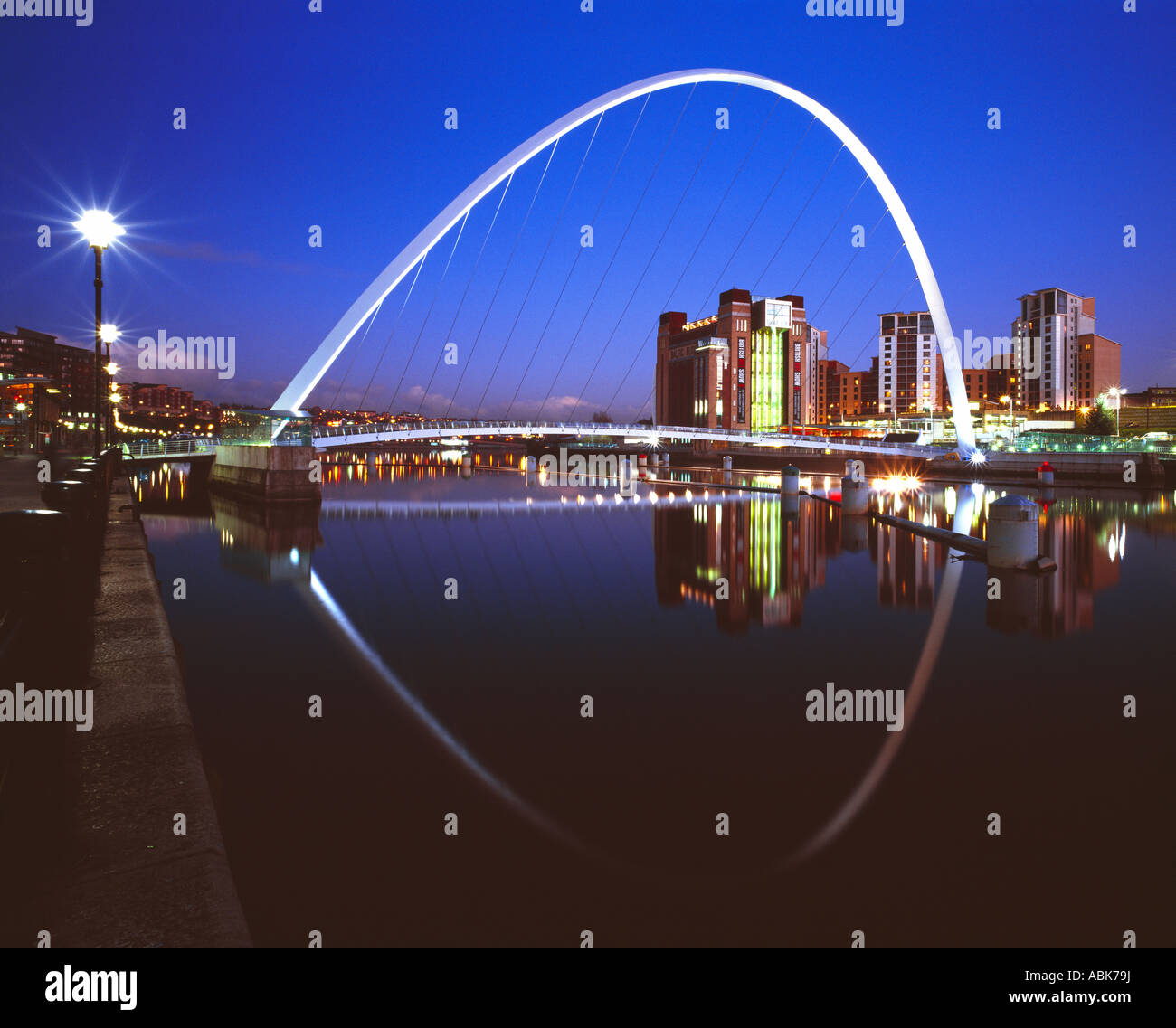 Vista serale di Gateshead Millennium Bridge, NewcastleGateshead, Tyne and Wear. Foto Stock