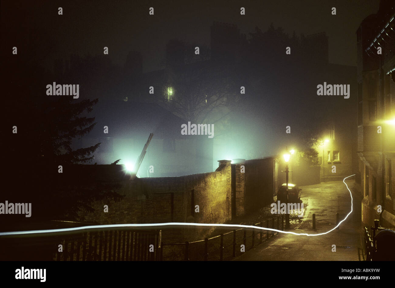 Luce per biciclette tracce ciclista di notte sul ponte al di sopra della camma dietro il Trinity College di Cambridge Foto Stock