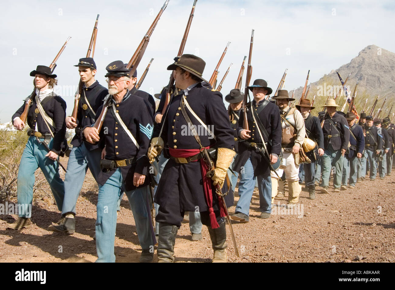 Unione di truppe in marcia verso il campo di battaglia durante una guerra civile rievocazione storica a picco Picacho stato parco Arizona Foto Stock