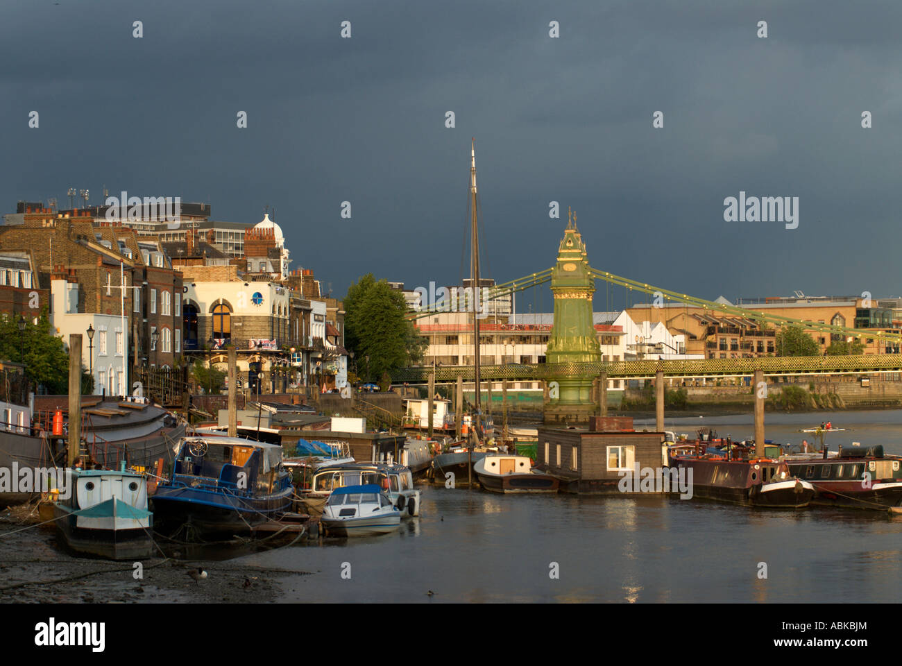 Hammersmith Bridge e case galleggianti sul fiume Tamigi a Londra REGNO UNITO Foto Stock