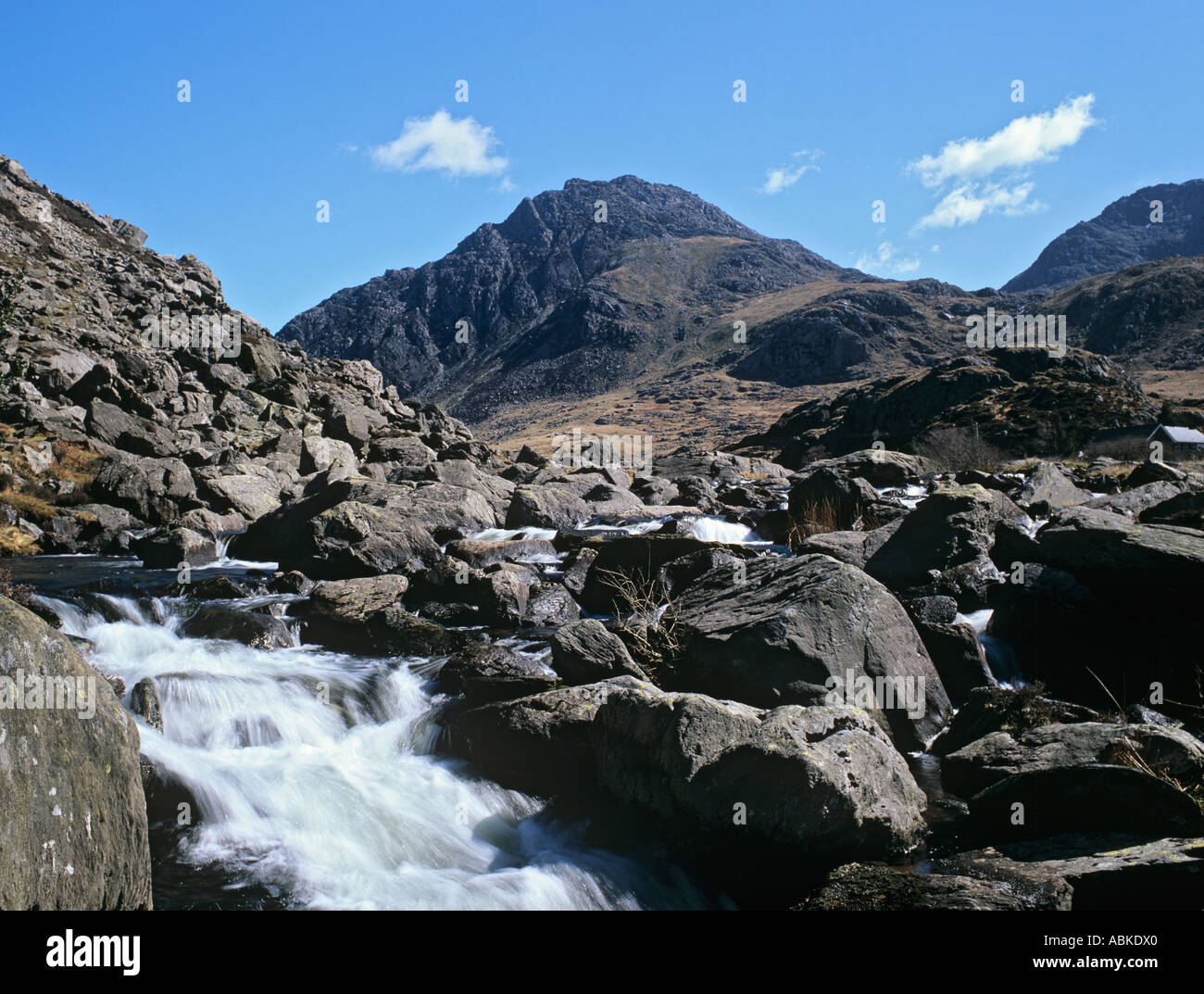 AFON OGWEN scorre da Llyn Ogwen da Pont Pen-y-benglog con Tryfan al di là della montagna nel Parco Nazionale di Snowdonia Wales UK Foto Stock