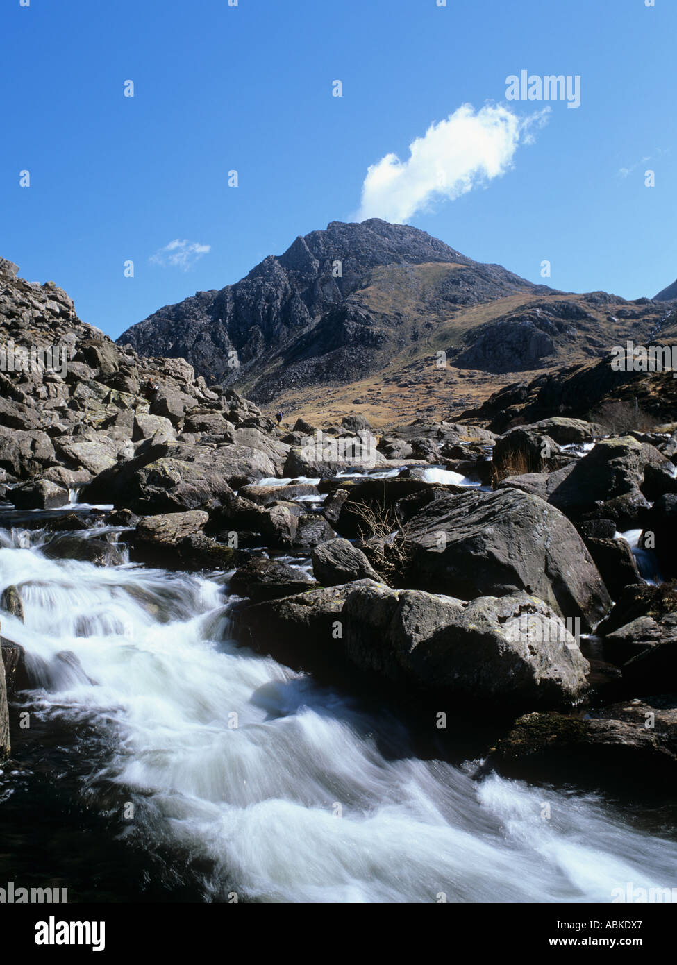 AFON OGWEN scorre da Llyn Ogwen da Pont Pen-y-benglog con il monte Tryfan montagna nel Parco Nazionale di Snowdonia Conwy North Wales UK Foto Stock