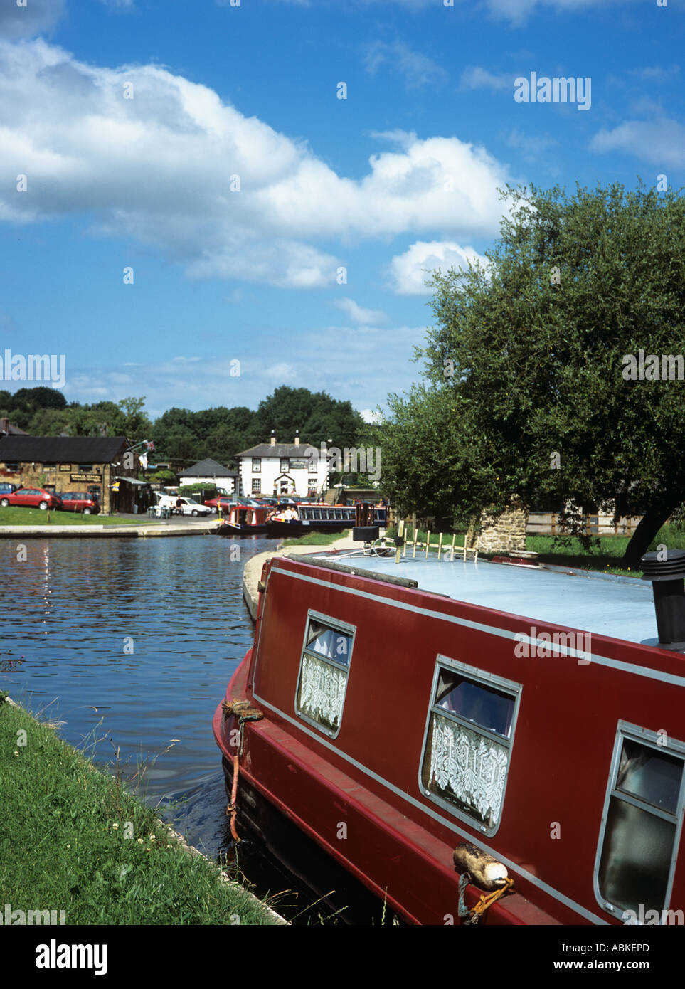 Trevor Wrexham North Wales UK stretta rosso barca si avvicina Trevor Bacinella sul ramo di Llangollen di 'Shropshire Union Canal' Foto Stock